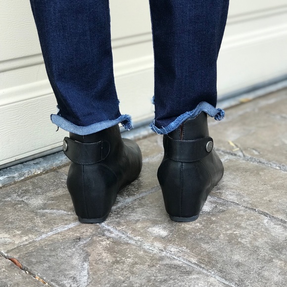 NIB Rich Leather Snap Back Hidden Wedge Booties - Picture 7 of 7